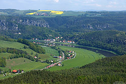 Blick vom Lilienstein auf das Elbtal mit Kurort Rathen und S1 nach Schöna