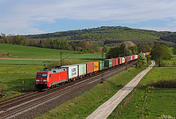 152 104 mit Containerzug KT50326 bei Hünfeld auf der Nord-Süd-Strecke