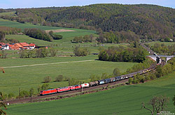 185 186 mit den an die Schlünß Eisenbahnlogistik verkauften 181 215 und 181 213 auf der Haunetalbahn bei Neukirchen