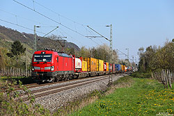 193 333 mit KT40216 auf der rechten Rheinstrecke bei Hammerstein