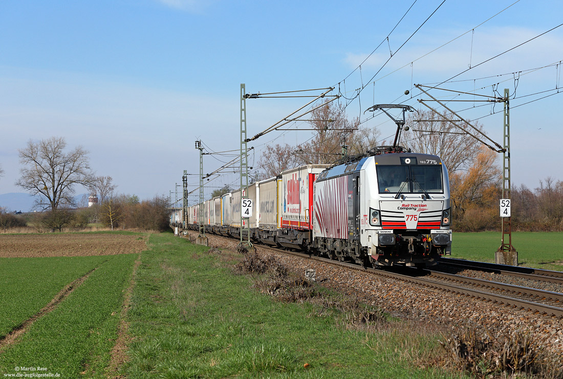 193 775 der Lokomotion mit KV-Zug auf der Riedbahn bei Groß Gerau Dornberg
