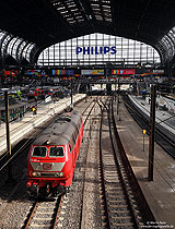 218 402 in orientrot von Rail Systems in Hamburg Hbf