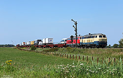 218 490 in oceanblau/beige von Rail Systems mit Formsignal in Lehnshallig