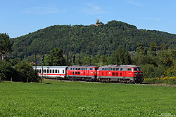 218 481 mit IC2013 nach Oberstdorf bei Süßen unterhalb der Burg Staufeneck