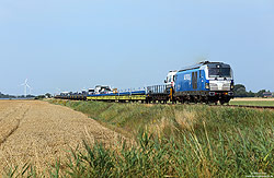 RDC 247 909 mit Autozug Sylt bei Lehnshallig mit neuen Transportwagen für LKW
