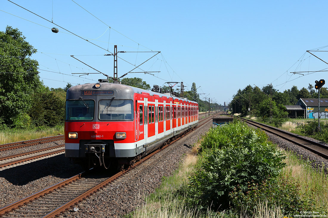 420 482 als S68 Langenfeld - Düsseldorf am Haltepunkt Langenfeld Berghausen