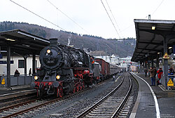 58 311 mit Sonderzug der Eisenbahnfreunde Treysa bei der Einfahrt in Betzdorf, Bild 42363