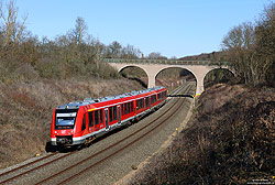620 009 mit Feldwegbrücke bei Erftstadt auf der Eifelstrecke 