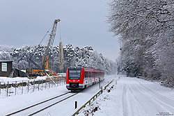 620 022 auf der RB25 als RB11543 im ehemaligen Bahnhof Königsforst im Schnee, Bild 42376