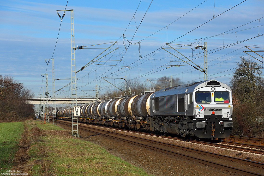 Mit dem Wasserglaszug aus Düsseldorf-Reisholz fährt die DE671 der Rhein-Cargo (vormals HGK) am 30.12.2019 zwischen Langenfeld und Leverkusen nach Köln-Godorf.
