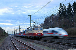 Am Nachmittag des 17.12.2019 überführte die E10 1309 drei n-Wagen von Stuttgart nach Köln Bbf. Im Betriebsbahnhof Kraichtal musste die Überholung durch den ICE516 nach Dortmund abgewartet werden.