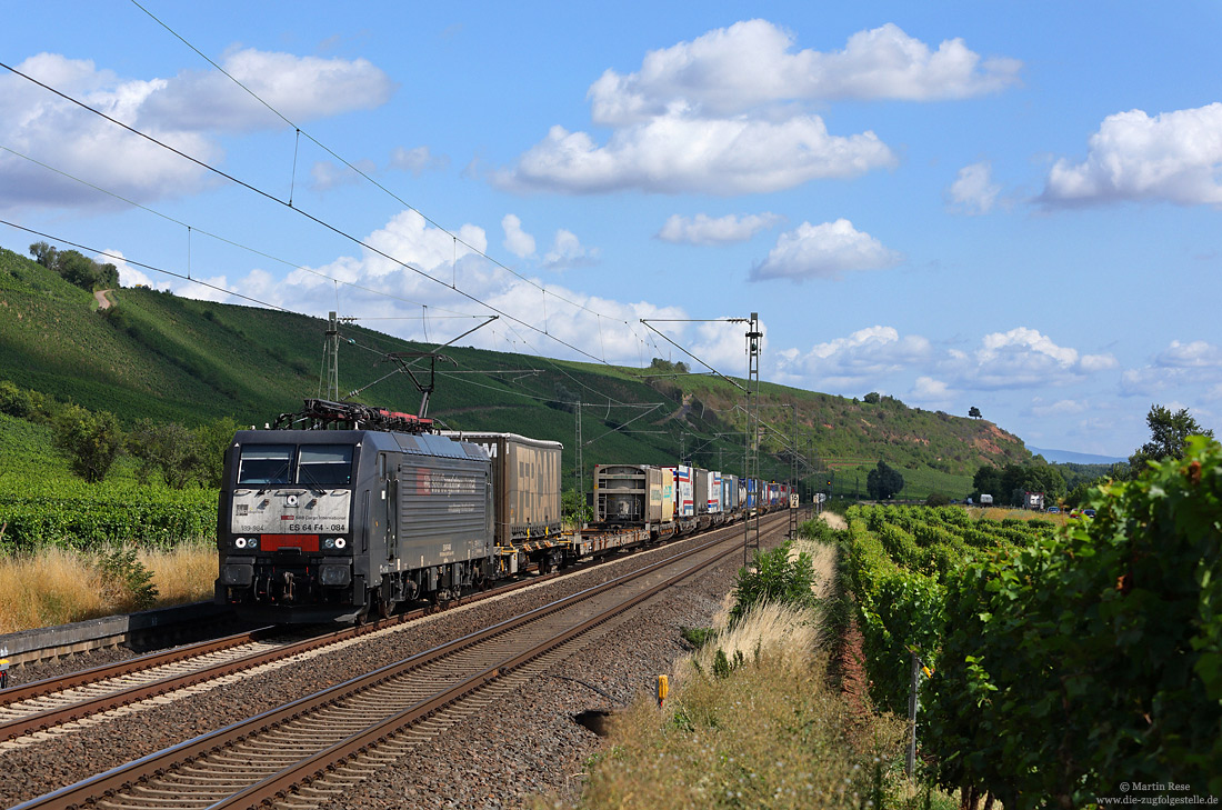 ES64 F4-084 von SBB-Cargo mit KV-Zug bei Nierstein auf der Strecke Mainz - Ludwigshafen