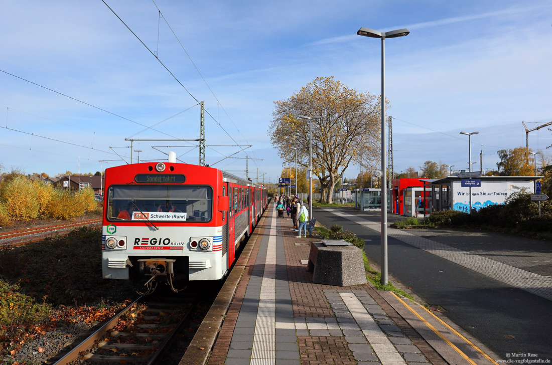 VT2.39 der BayernBahn als RE13 nach Schwerte im herbstlichen Bahnhof Holzwickede