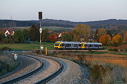 VT202 der Hessischen Landesbahn mit kurviger Strecke bei Wehrheim im Taunus