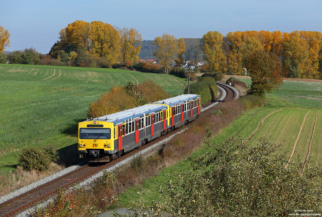 Hessischen Landesbahn VT2E zwischen Usingen und Hausen im herbstlichen Taunus