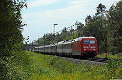 101 042 mit dem aus SBB-Wagen gebildeten EC8 bei Oftersheim