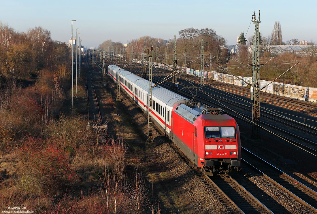 101 047 mit IC2011 auf der Güterzugstrecke im Bahnhof Porz