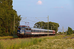 110 469 mit NationalExpress-Ersatzzug im abendlichen Licht zwischen Sechtem und Brühl