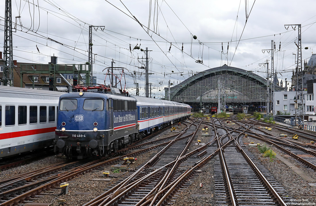 110 469 mit NX-Ersatzzug in Köln Hbf mit Bahnhofshalle, Lok auf der Südseite