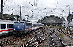 110 469 mit NX-Ersatzzug in Köln Hbf mit Bahnhofshalle, Lok auf der Südseite