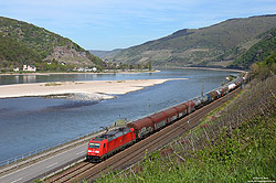 185 246 mit Güterzug auf der rechten Rheinstrecke bei Asmannshausen mit Burg Reichenstein