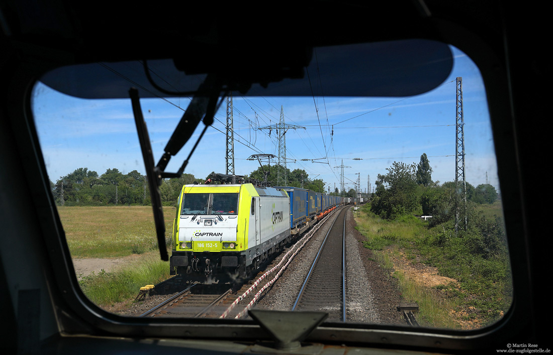 Captrain 186 152 mit Kv-Zug bei Hürth-Kalscheuren aus dem Führerstand der 218 835 fotografiert