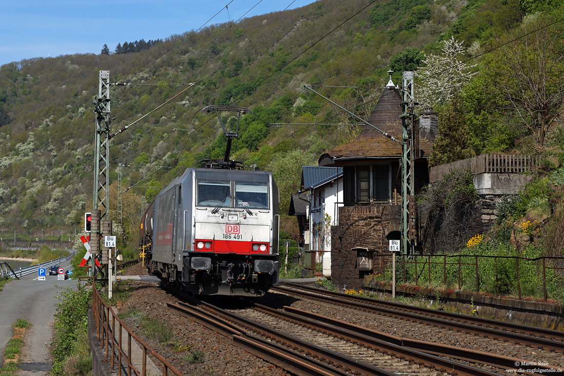 186 491 auf der rechten Rheinstrecke bei Lorchhausen mit ehemaligen Posten 81