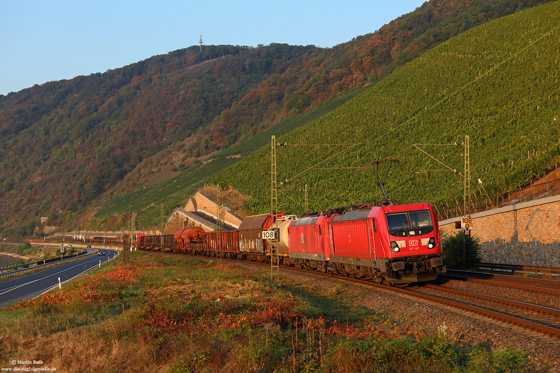 187 140 mit umgeleiteten Güterzug EZ51841 in der Morgensonne bei Boppard auf der linken Rheinstrecke