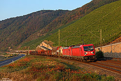 187 140 mit umgeleiteten Güterzug EZ51841 in der Morgensonne bei Boppard auf der linken Rheinstrecke