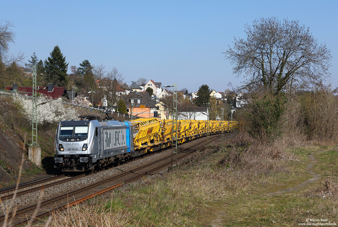 silberne 187 311 von Railpool mit Bauzug bei Leutesdorf