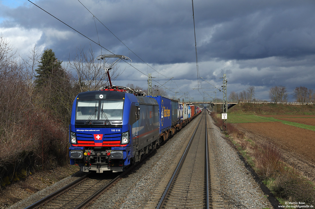 193 516 von SBB-Cargo mit KV-Zug auf der Rheintalbahn zwischen Lahr und Friesenheim