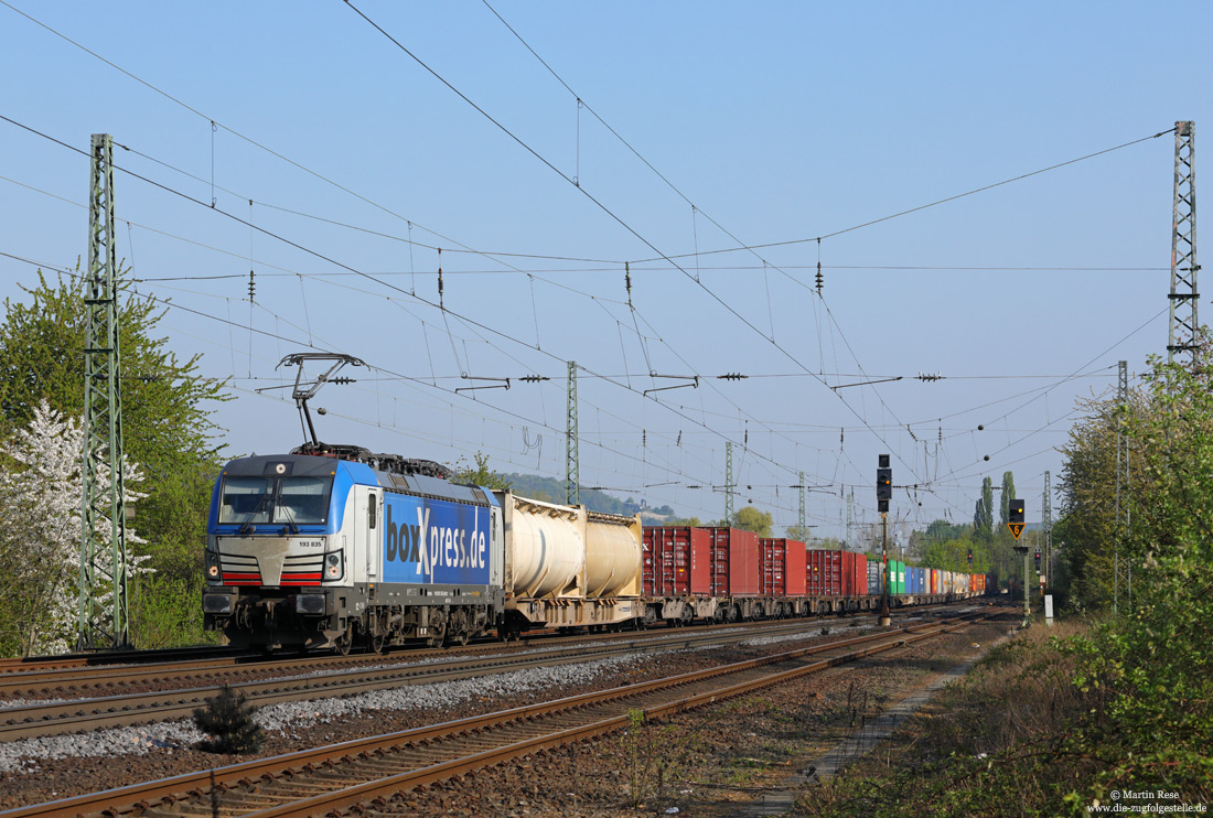 193 835 boxxpress-Containerzug auf der rechten Rheinstrecke im Bahnhof Unkel