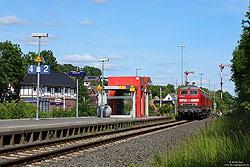 218 832 im Bahnhof Scherfede mit Formsignalen, Bahnsteig, Pluspunkt und Stellwerk