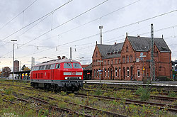 218 839 als Lz mit Bahnhofsgebäude im Bahnhof Gelnhausen 
