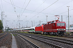 243 002 vom DB-Museum mit ICE-T 411 010 und 101 118 als Überführung in Hannover Pferdeturm