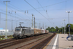 silberne akiem 37016 mit Güterzug in Köln-Nippes an der S-Bahnhaltestelle Köln-Geldernstraße Parkgürtel