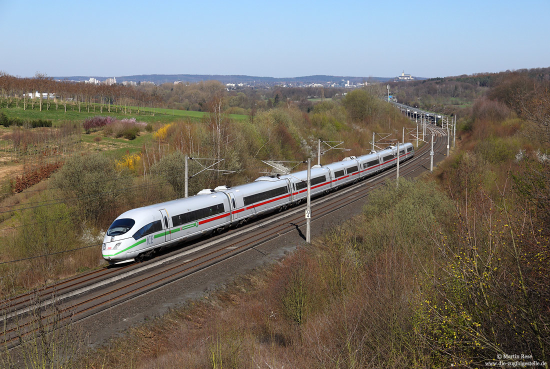 407 009 auf der Schnellfahrstrecke Köln - Rhein/Main bei Siegburg in der 40 Promille-Steigung