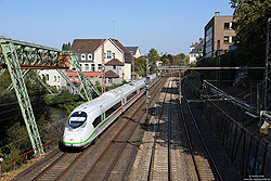 407 006 als umgeleiteter ICE611 nach München bei Wuppertal Unterbarmen mit Schwebebahn