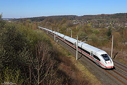 412 036 auf der Schnellfahrstrecke Köln - Rhein/Main bei Siegburg in der 40 Promille-Steigung
