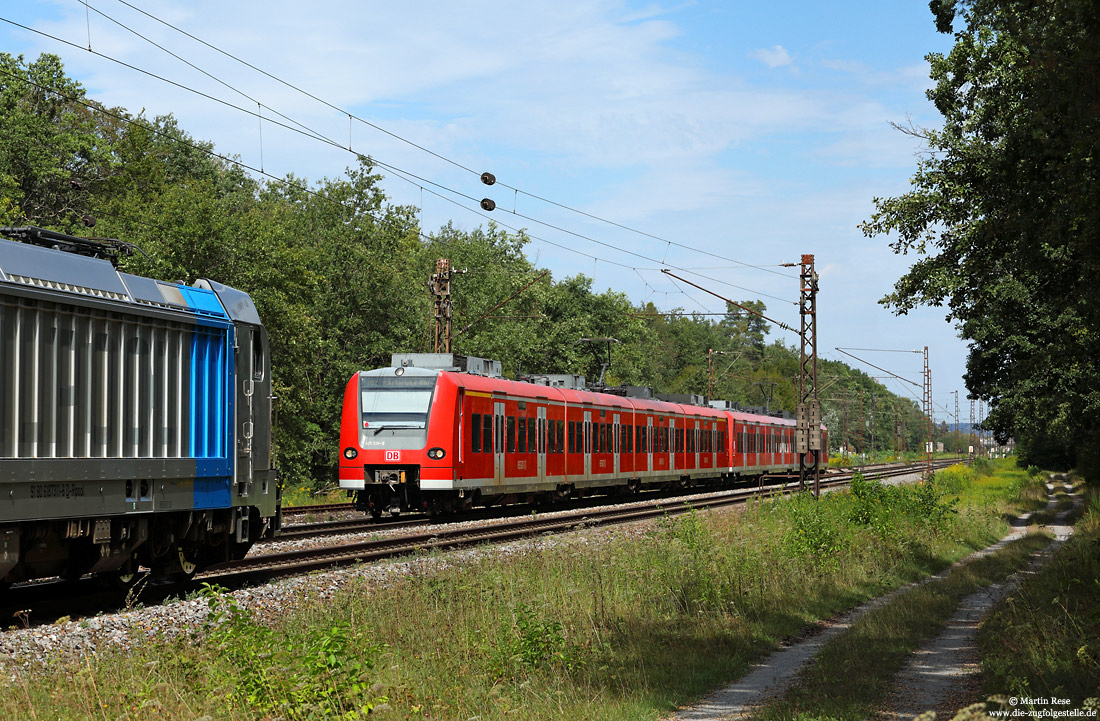 425 536 der S-Bahn Rhein-Neckar begegnet bei Oftersheim der Rpool 187 311