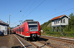 406 004 vermietet an Abellio als Regionalbahn in Kirchheim (Neckar) mit ehemaligen Stellwerk