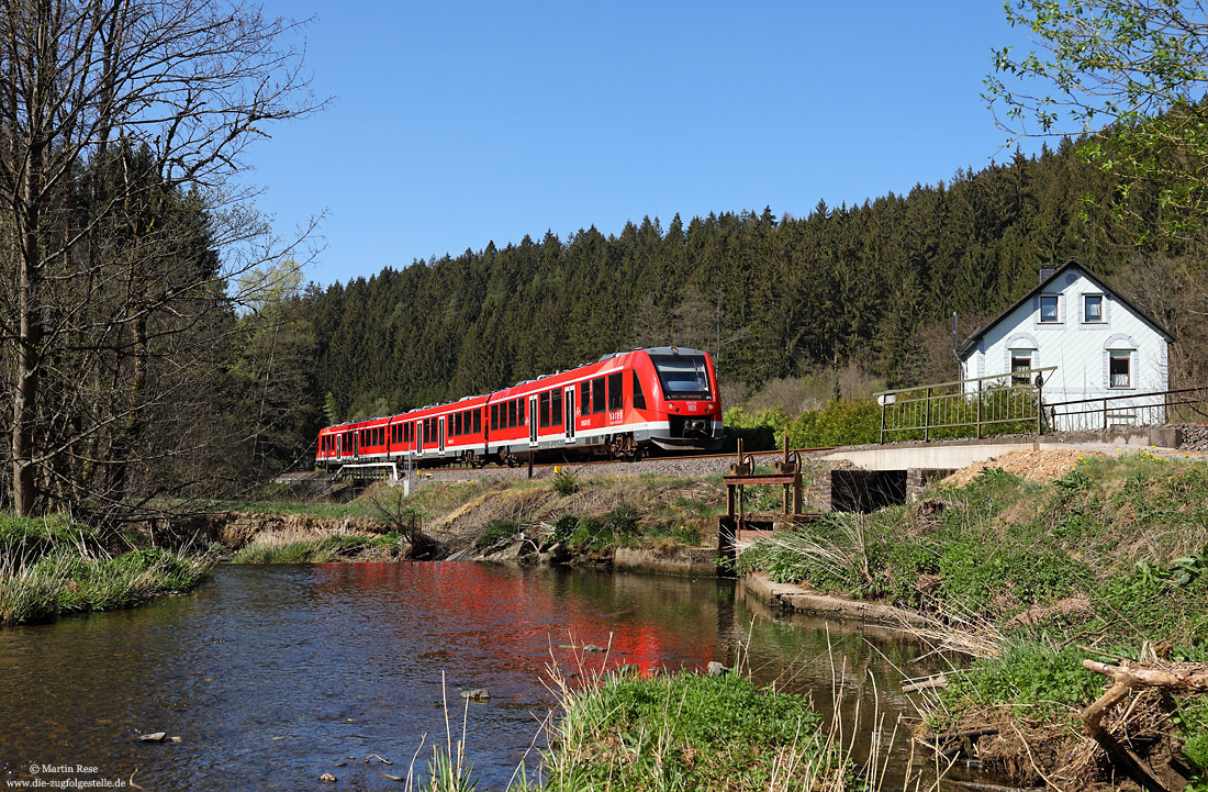 620 016 auf der Oberbergischen Bahn im Vollmetal zwischen Oberbrügge und Kierspe-Grünenbaum