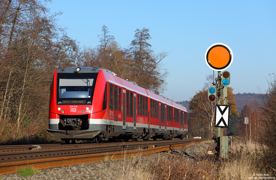 620 539 auf der Eifelstrecke mit Formvorsignal als Einfahrvorsignal des Bahnhofs Satzvey
