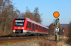 620 539 auf der Eifelstrecke mit Formvorsignal als Einfahrvorsignal des Bahnhofs Satzvey