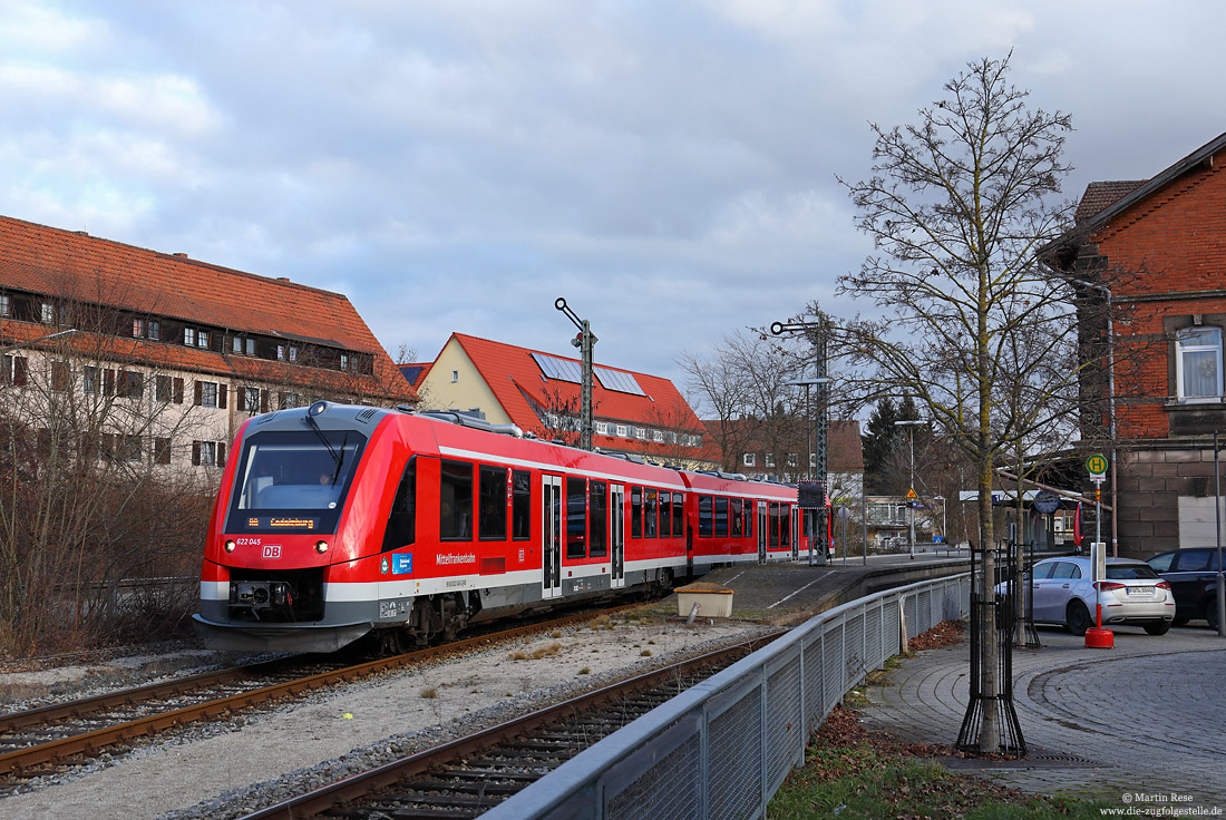 622 045 verlässt den mit Formsignalen ausgerüsteten Bahnhof Zierndorf