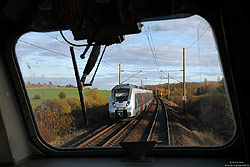 9442 305 der Abellio Rail Mitteldeutschland eingerahmt durch das Frontfenster der Baureihe 218