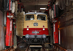 E10 1309 alias 113 309 der Firma Train Rental TRI in der Waschanlage in Düsseldorf-Abstellbahnhof