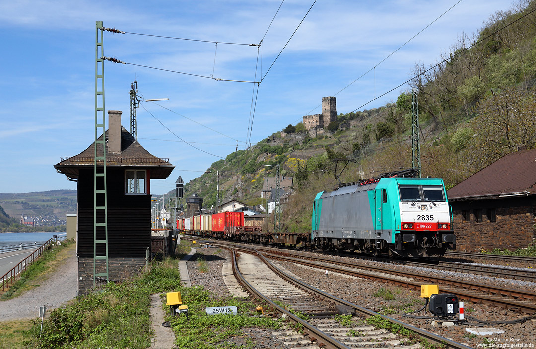 E186 227 alias SNCB2835 mit Containerzug im Bahnhof Kaub auf der rechten Rheinstrecke mit Burg Gutenfels am Rhein
