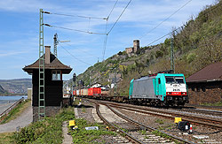E186 227 alias SNCB2835 mit Containerzug im Bahnhof Kaub auf der rechten Rheinstrecke mit Burg Gutenfels am Rhein