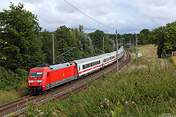 101 100 mit IC 2213 nach Koblenz Hbf in der Kurve zwischen Teschenhagen und Samtens auf der Insel Rügen